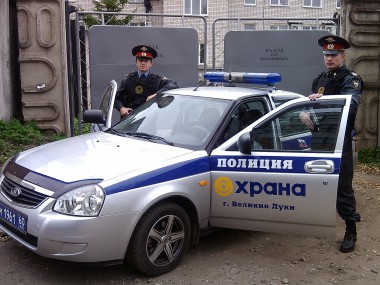 Наряд вневедомственной охраны в составе старшего сержанта И. Смирнова и прапорщика А. Никишина перед выездом на дежурство