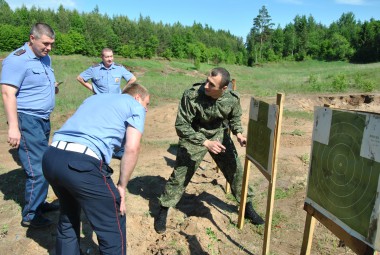 Роберт Наврузбеков принимает зачет по стрельбе из табельного оружия.