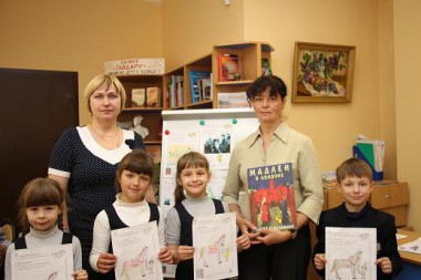Ирина Миронова и Елена Тальдрик с юными читателями