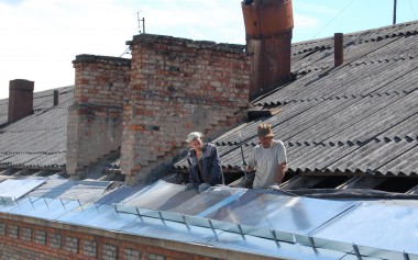 На крыше дома на ул. К. Либкнехта работают Геннадий Агурьянов и Владимир Исаев (ООО «ТК-Вектор»)