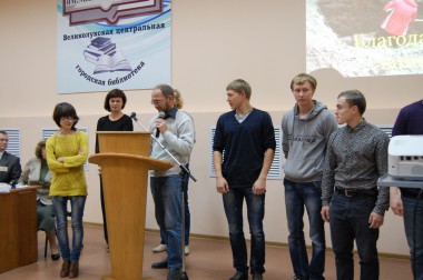 Археолог Александр Михайлов и волонтеры, помогавшие на раскопках.