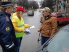 Ученики лицея № 11 с инспектором по безопасности дорожного движения Ольгой Воробьевой раздают листовки водителям.