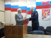 Начальник горотдела МВД С. Андреев поздравляет ветерана МВД В.П. Фомина