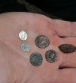 На снимке 2011 года монеты было видно лишь с одной стороны.