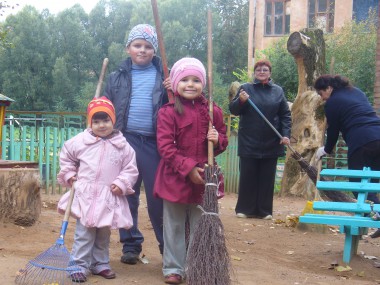 Самые юные участники акции – Надя, Илья и Маша – помогали убирать территорию детсада № 13