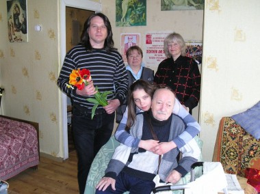 На первом плане Леонтий Филиппович с правнучкой Полиной, на втором плане внук Георгий, Таисия Григорьевна и мама Георгия Вера Эдуардовна